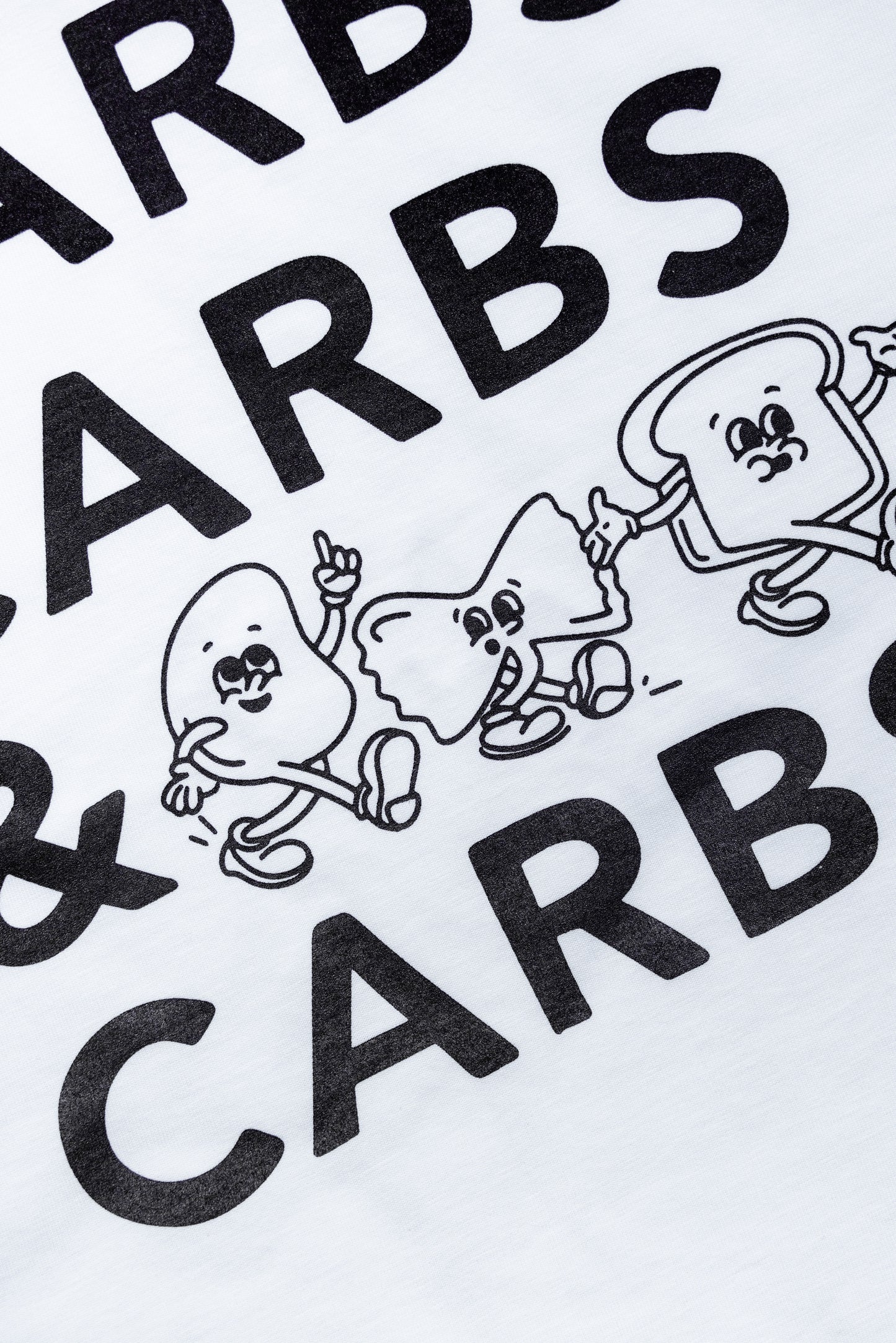 Detailaufnahme vom weißen T-Shirt mit schwarzer „Carbs“ Illustration