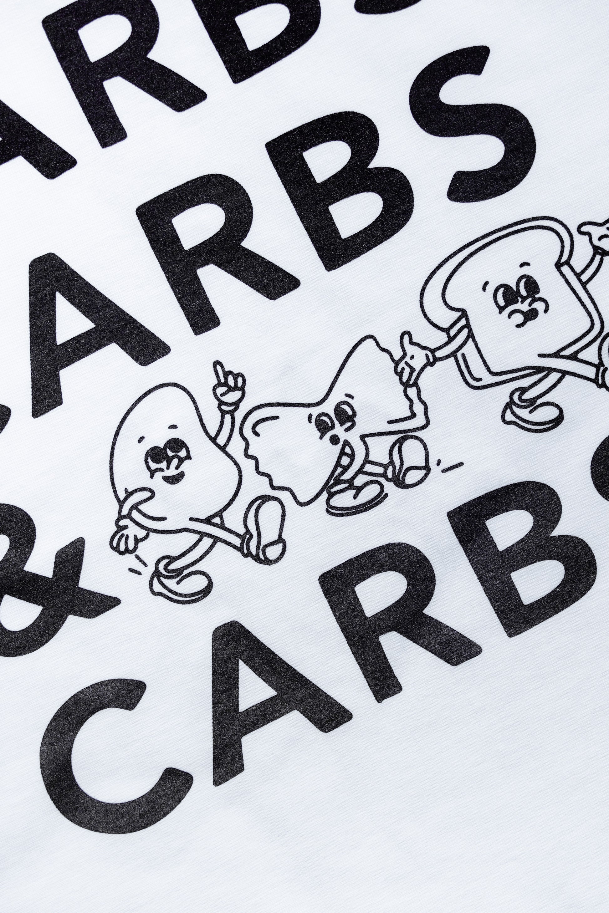Detailaufnahme vom weißen T-Shirt mit schwarzer „Carbs“ Illustration