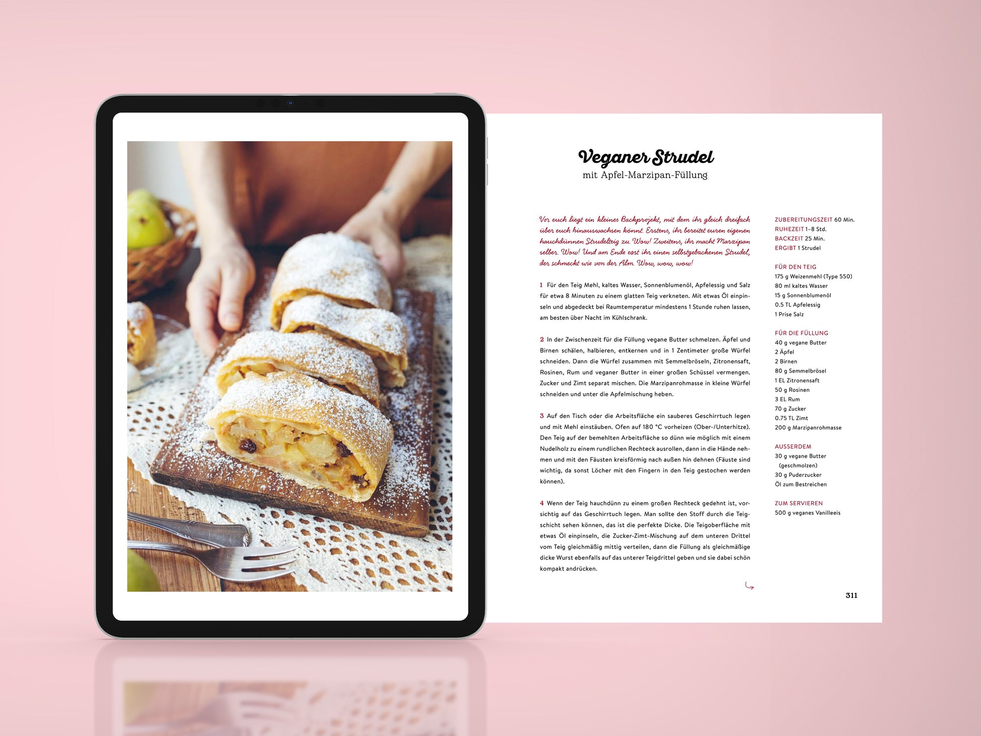Innenseite des Kochbuchs ‚Deutsche Küche Vegan‘ mit Rezepttext rechts und Bild des veganen Apfelstrudels links