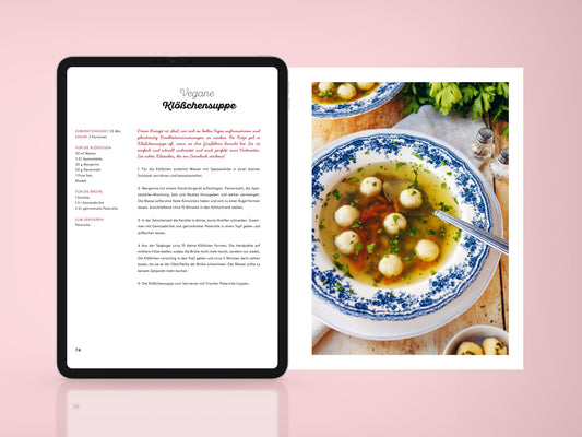 Innenseite des Kochbuchs ‚Deutsche Küche Vegan‘ mit Rezepttext links und Bild der veganen Klößchensuppe rechts