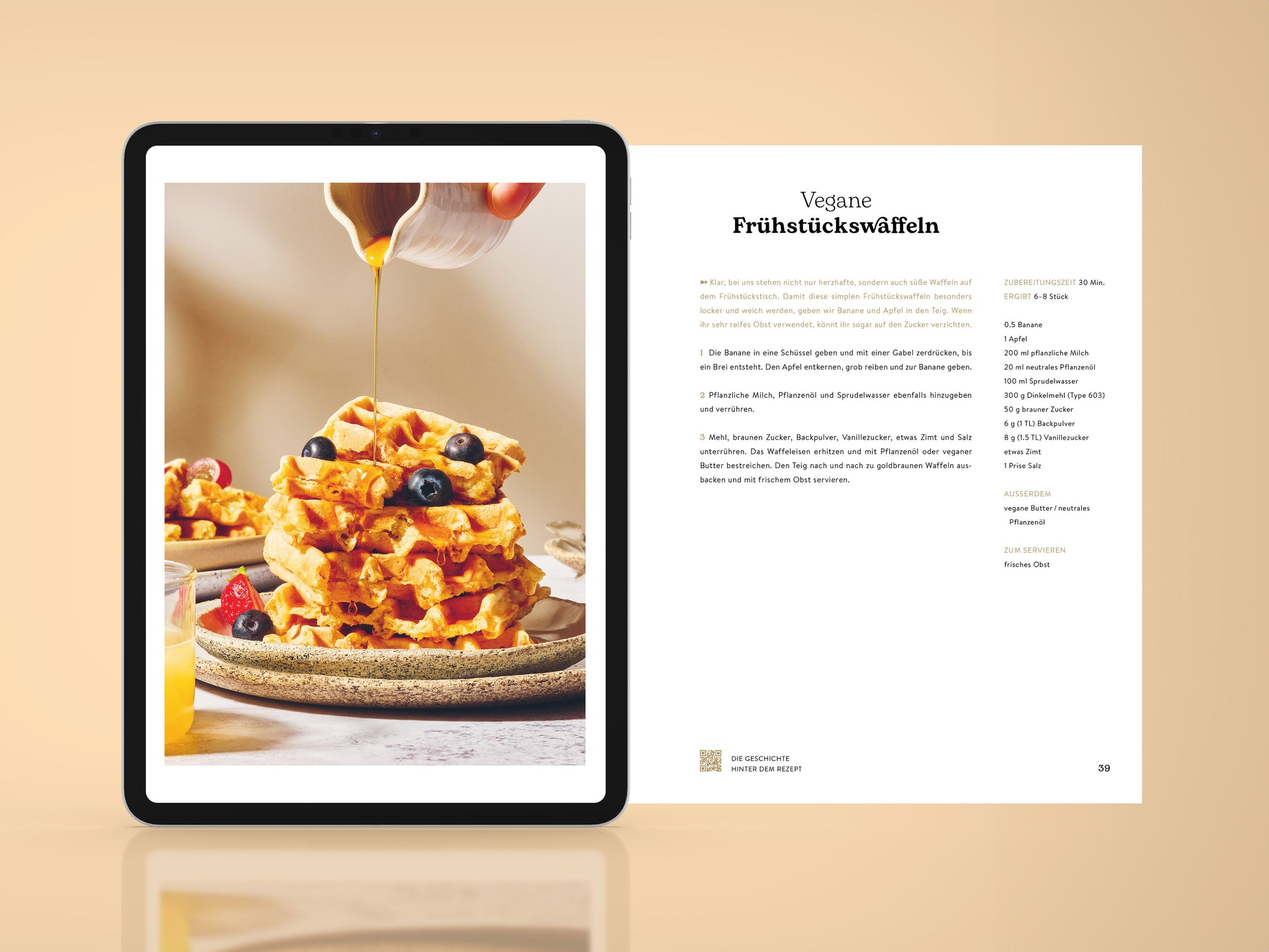 Zwei Innenseiten des E-Books ‚Vegan durch den Tag‘: rechts der Rezepttext, links ein Bild der veganen Frühstückswaffeln