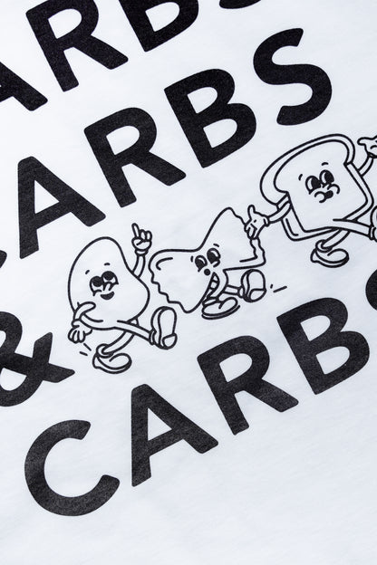 Detailaufnahme vom weißen T-Shirt mit schwarzer „Carbs“ Illustration
