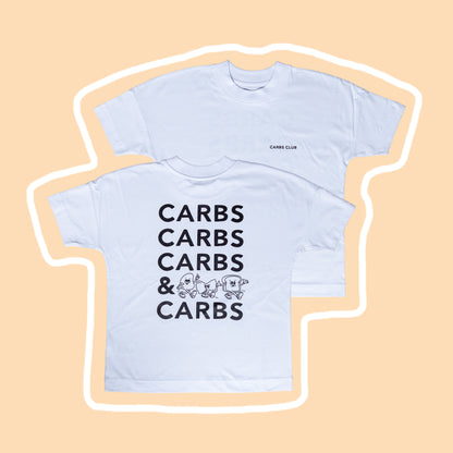 Weißes T-Shirt mit „Carbs“ Illustration in Vorder- und Rückansicht auf beigem Hintergrund mit weißer Umrandung